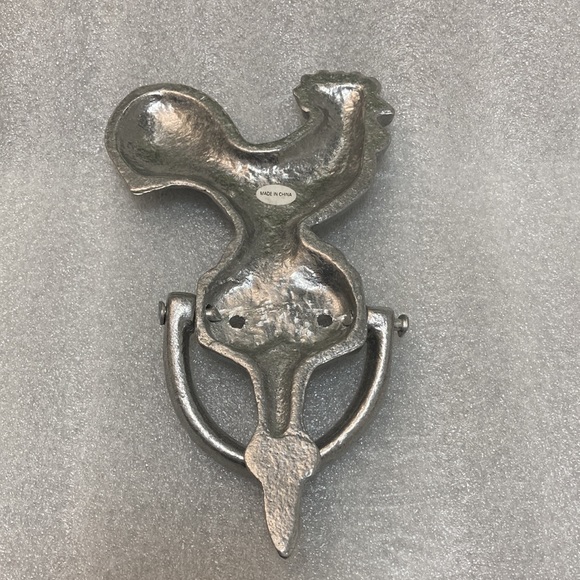 NWOT - Cast Iron Style Silver Tone Rooster Door Knocker Built-In Striking Plate - Picture 4 of 8
